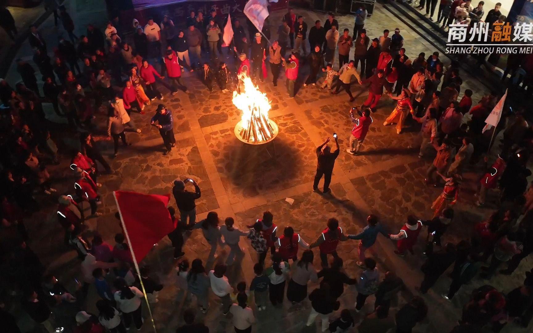 包含特色野外篝火运动会，燃烧激情和友谊的词条