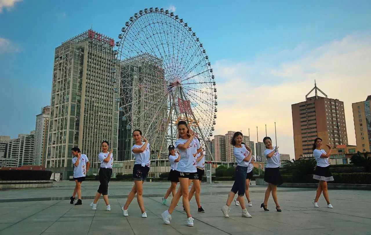 包含体育舞蹈快闪：街头文化的新风尚的词条