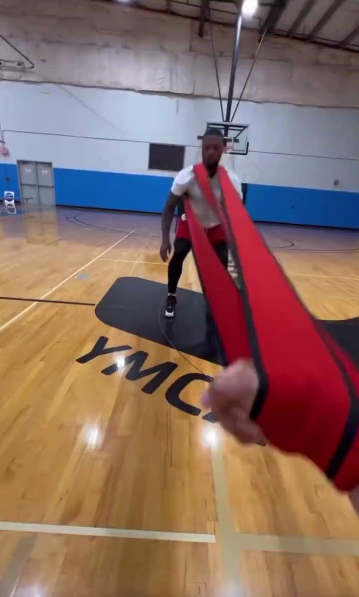 爱游戏官方网站-带你走进：NBA训练营的日常训练片段