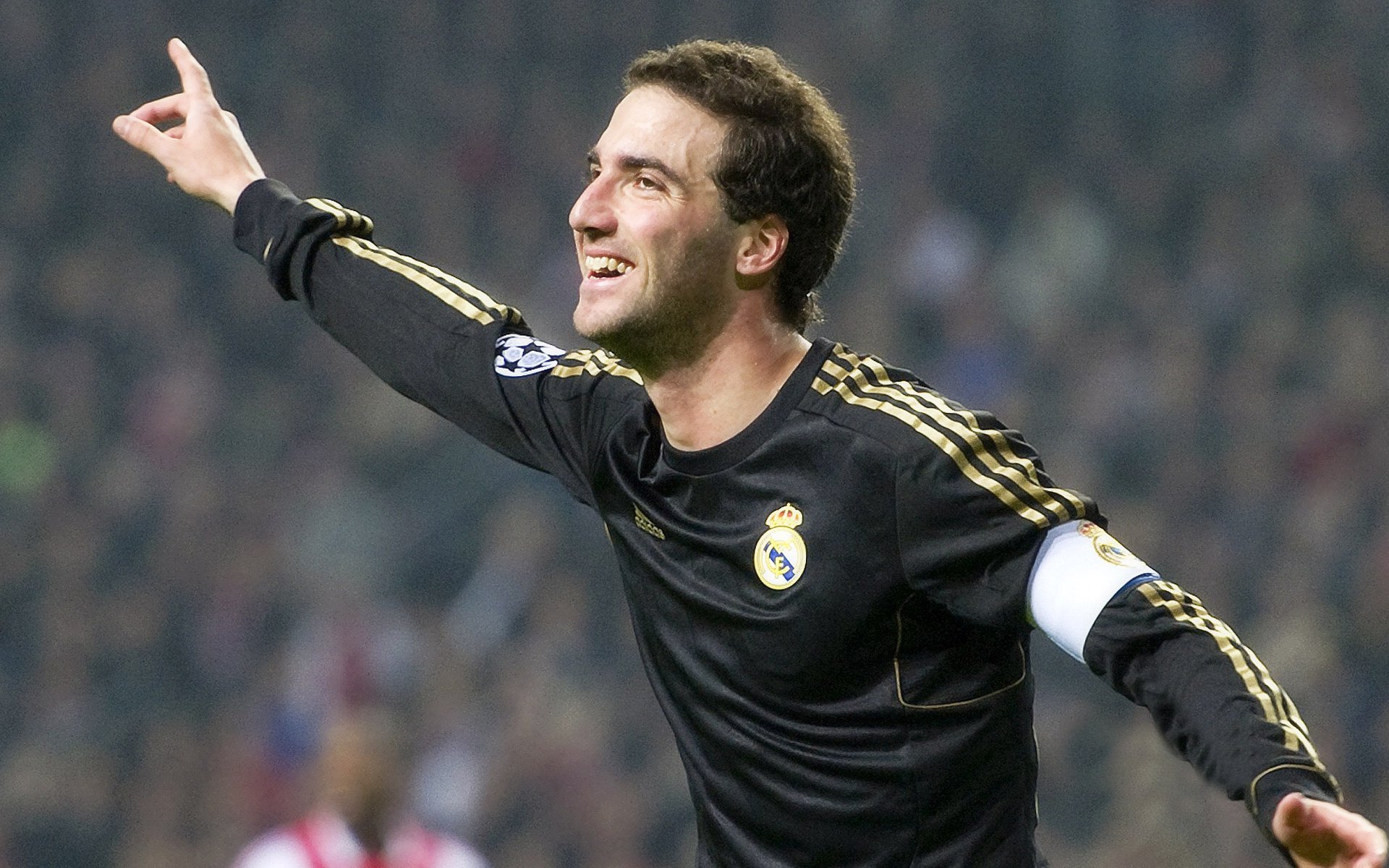 国内足球产业链“人才+设备+场馆”融合发展格局形成，足球产业主要经营内容