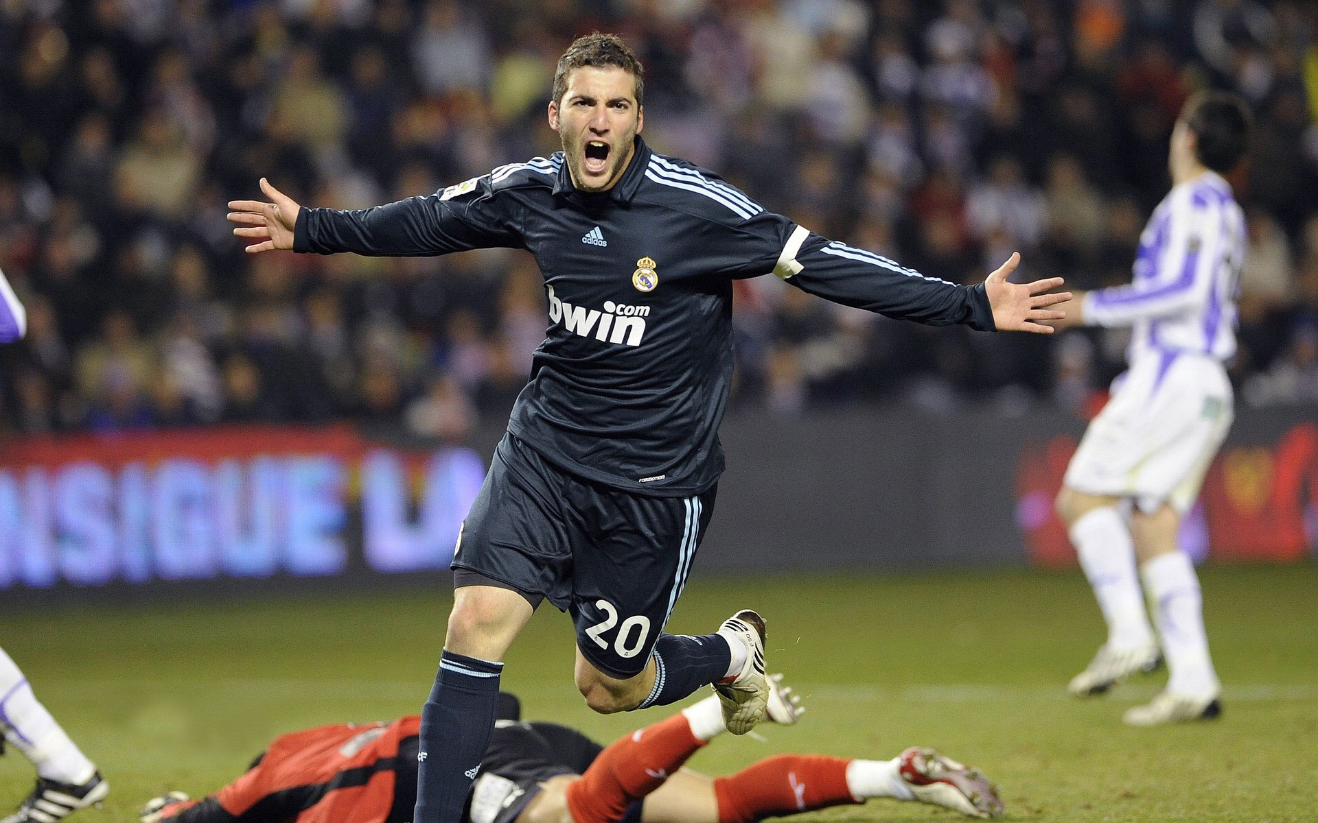 爱游戏官方-意甲激战，比分2-3，比赛高潮：关键点球和门将神救，数据：角球数高于对手